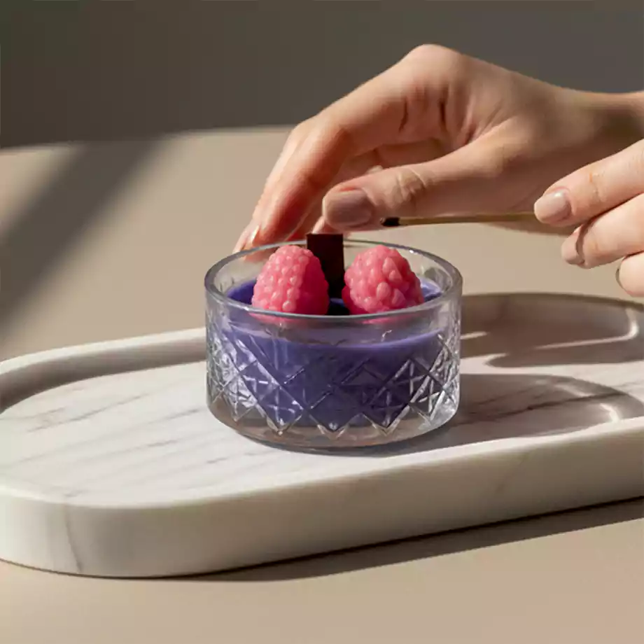 El Yapımı Cam Mum – Mor Renkli Frambuaz Detaylı Dekoratif Mum - Görsel 2